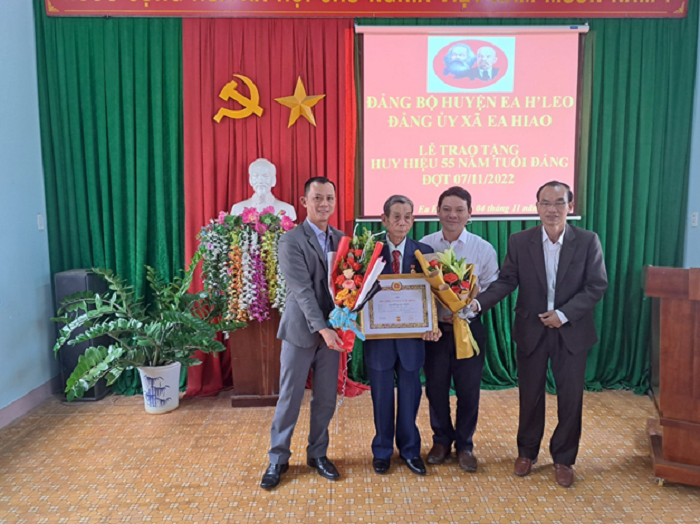 Huyện Ea H’leo có 21 đảng viên được trao tặng huy hiệu Đảng dịp 03/02/2023